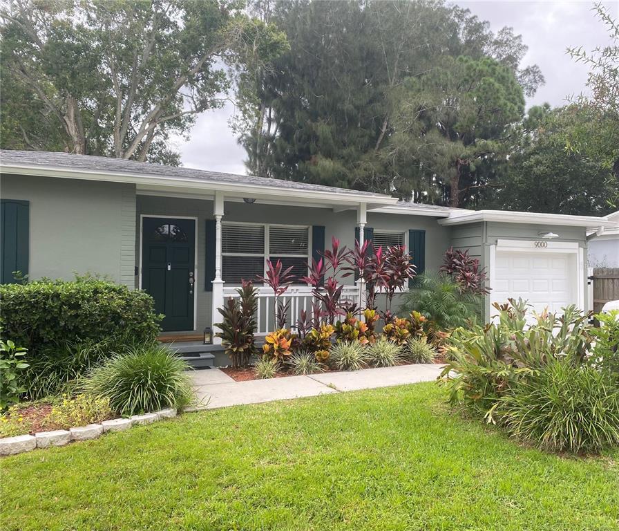 a view of a house with backyard and garden