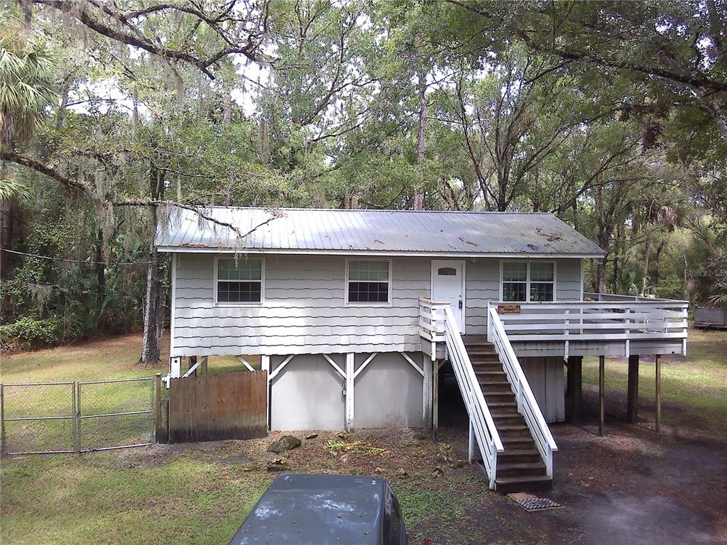 a view of a house with backyard