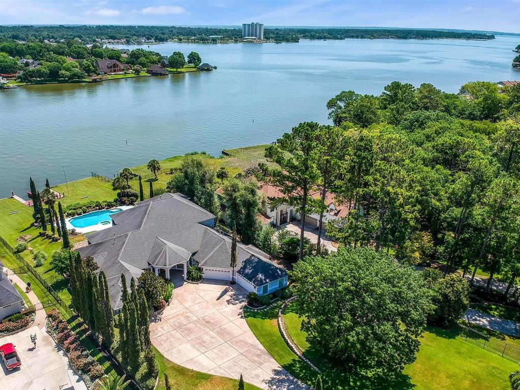 an aerial view of a house with outdoor space and lake view