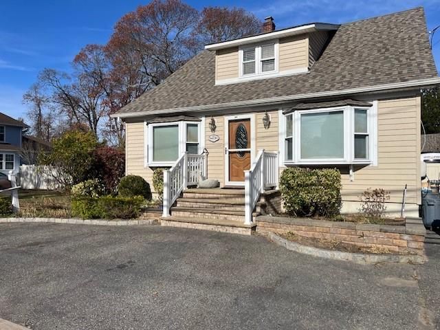 $649,900 | 469 Moffitt Boulevard | Islip Hamlet