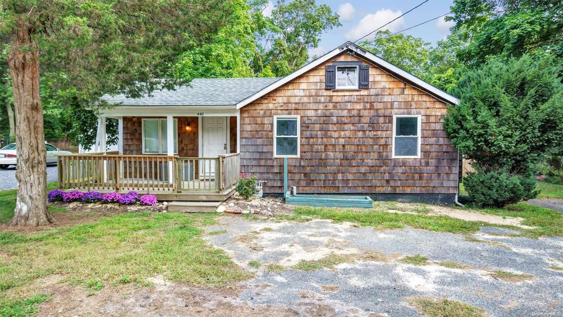 a view of front of a house with a yard