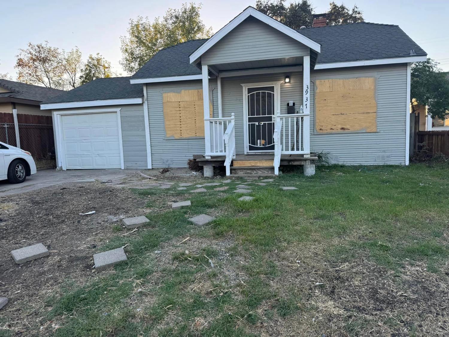 a view of a house with a yard