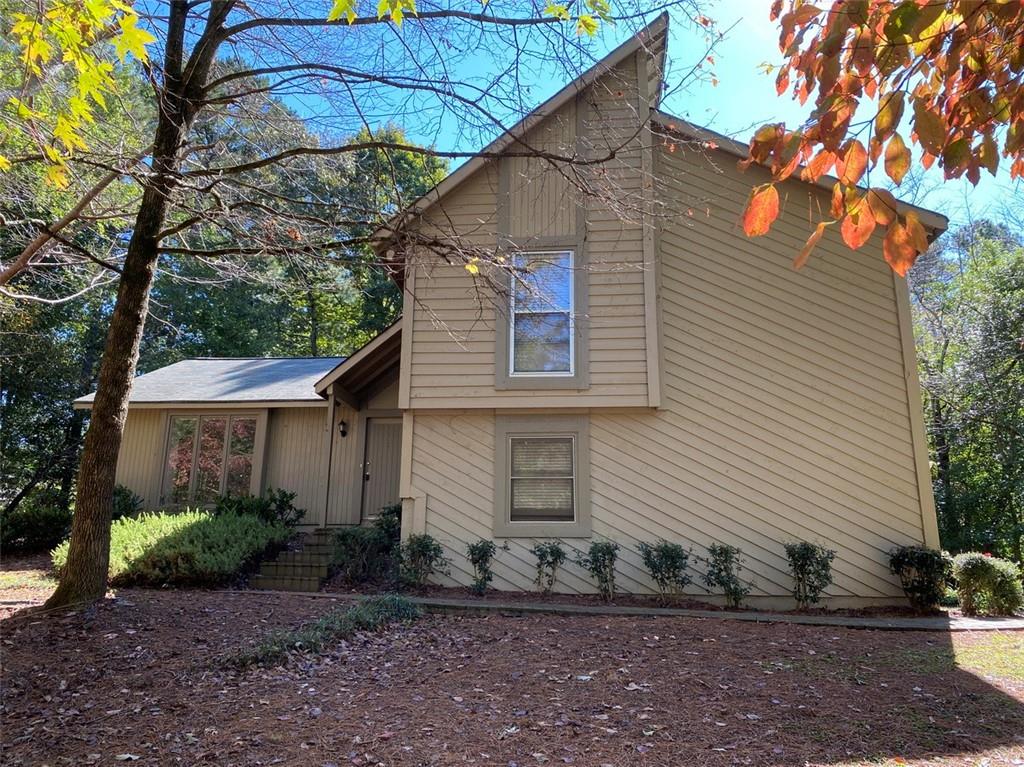 a view of a house with a yard