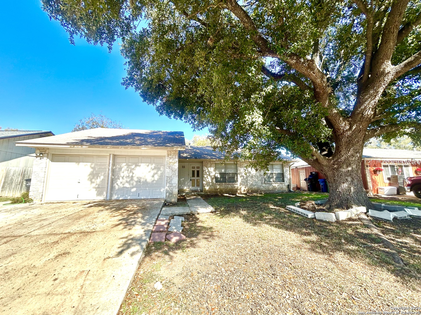 a view of a yard with a tree in the patio