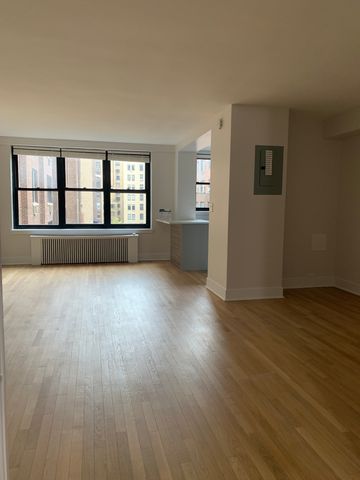 $3,895 | 400 East 57th Street, Unit 9Q | Sutton Place