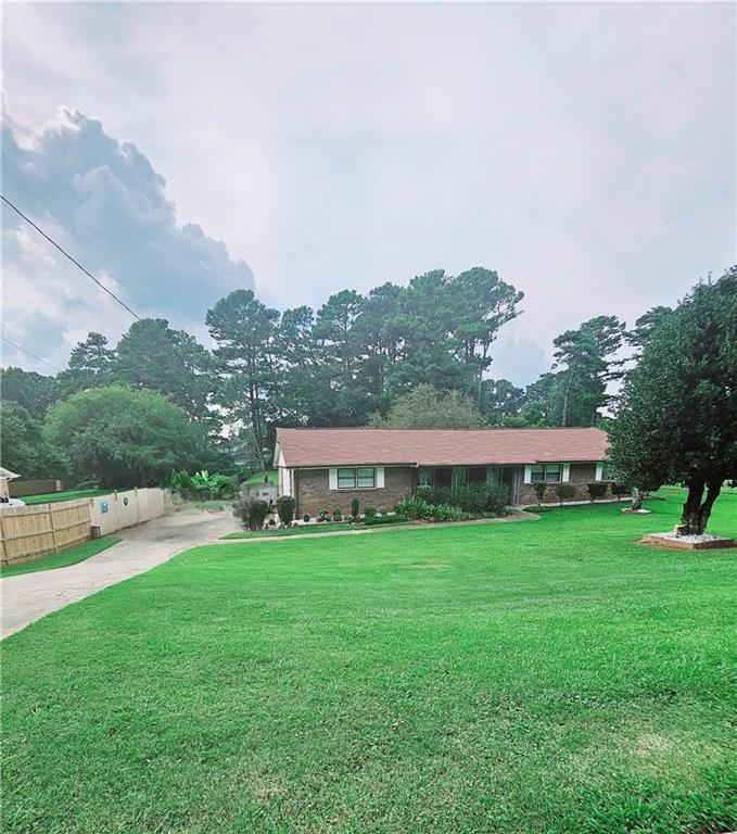 a view of a house with a yard