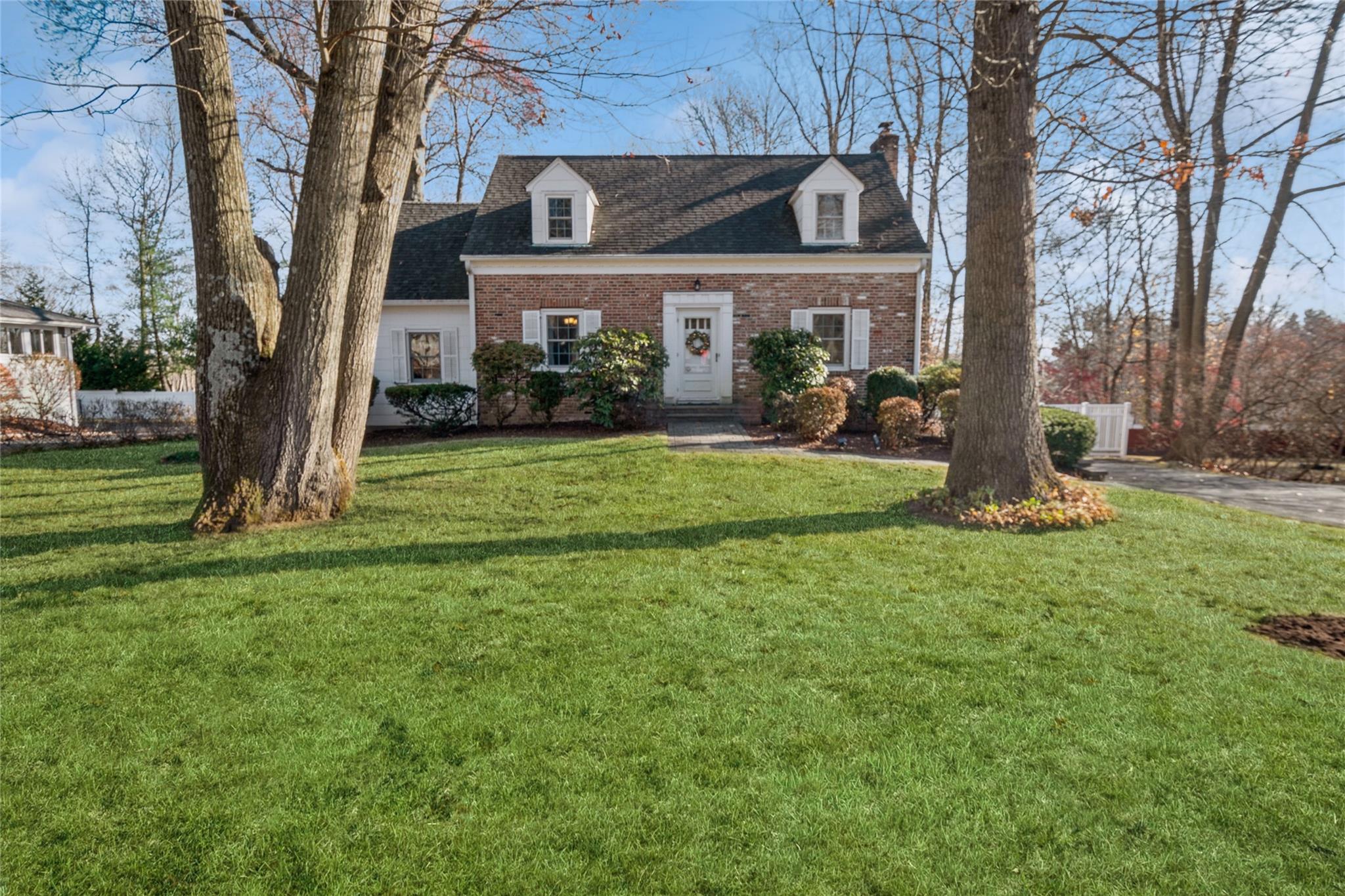 Cape cod house featuring a front yard