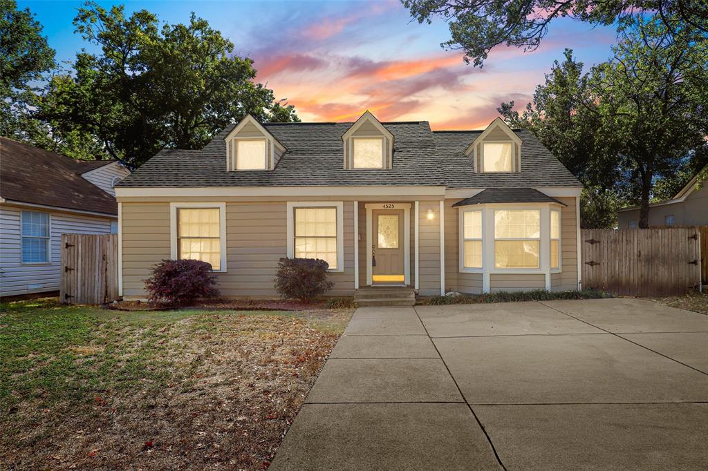 a view of a house with backyard and garden