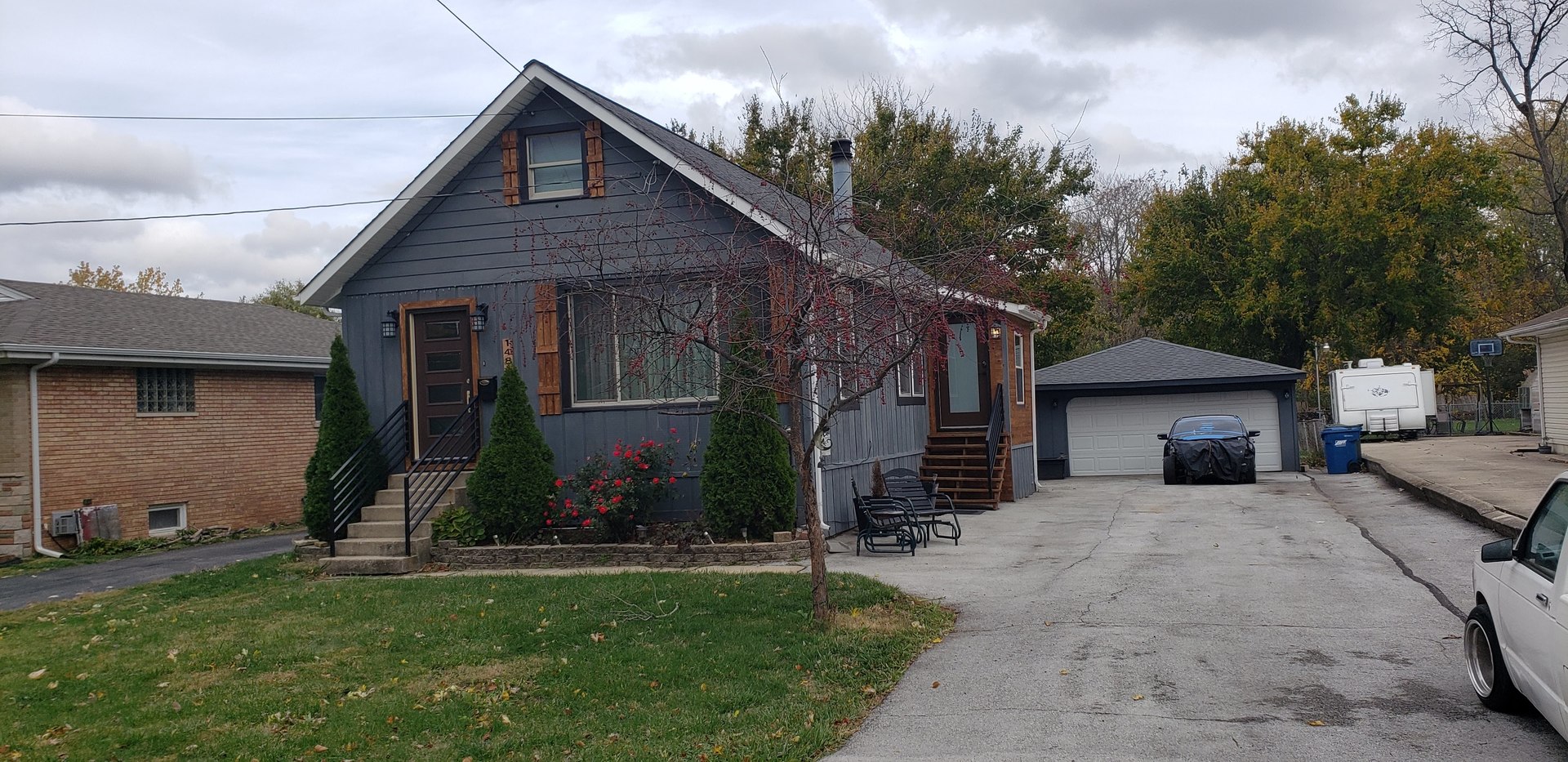 a view of a house with a yard