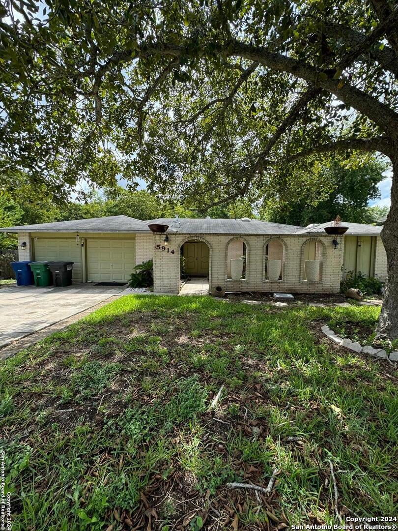 a view of a house with a yard