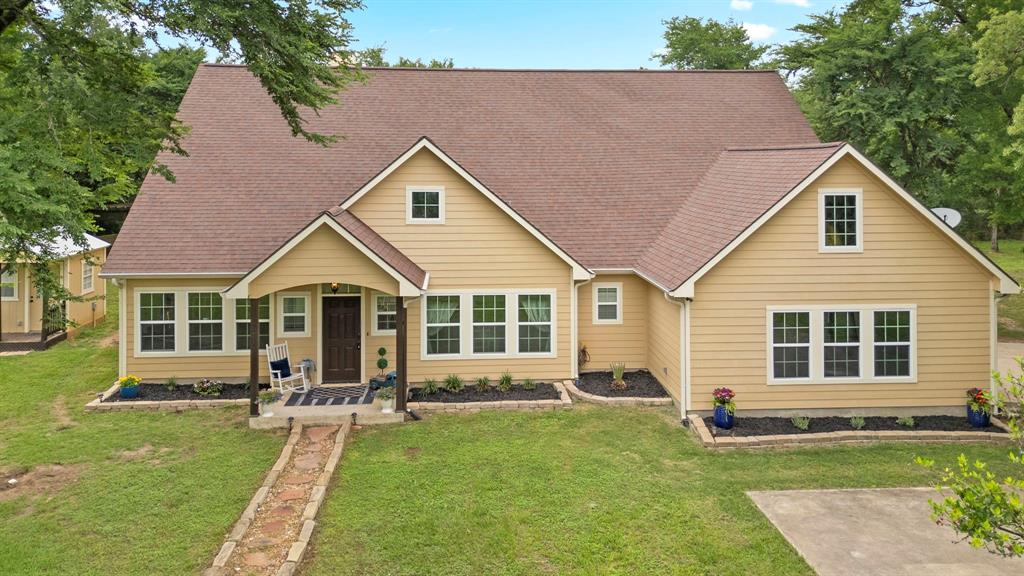 a view of a house with a yard