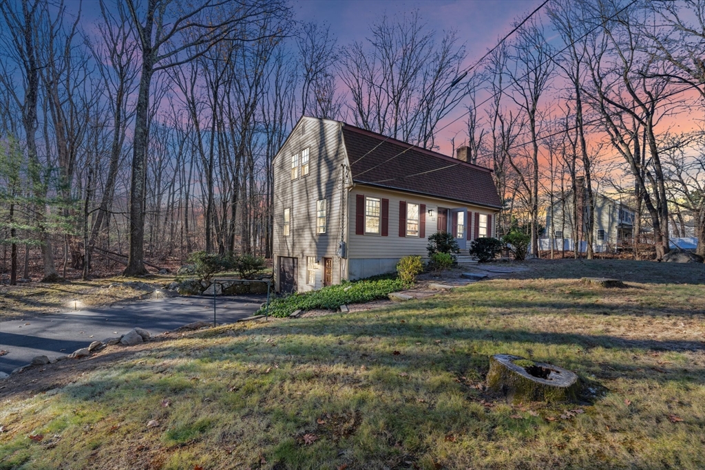 a view of a house with a yard