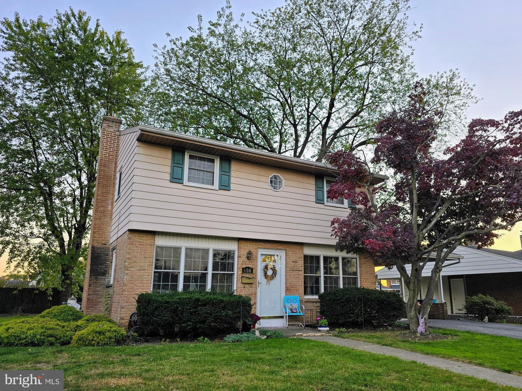 a view of a house with a yard