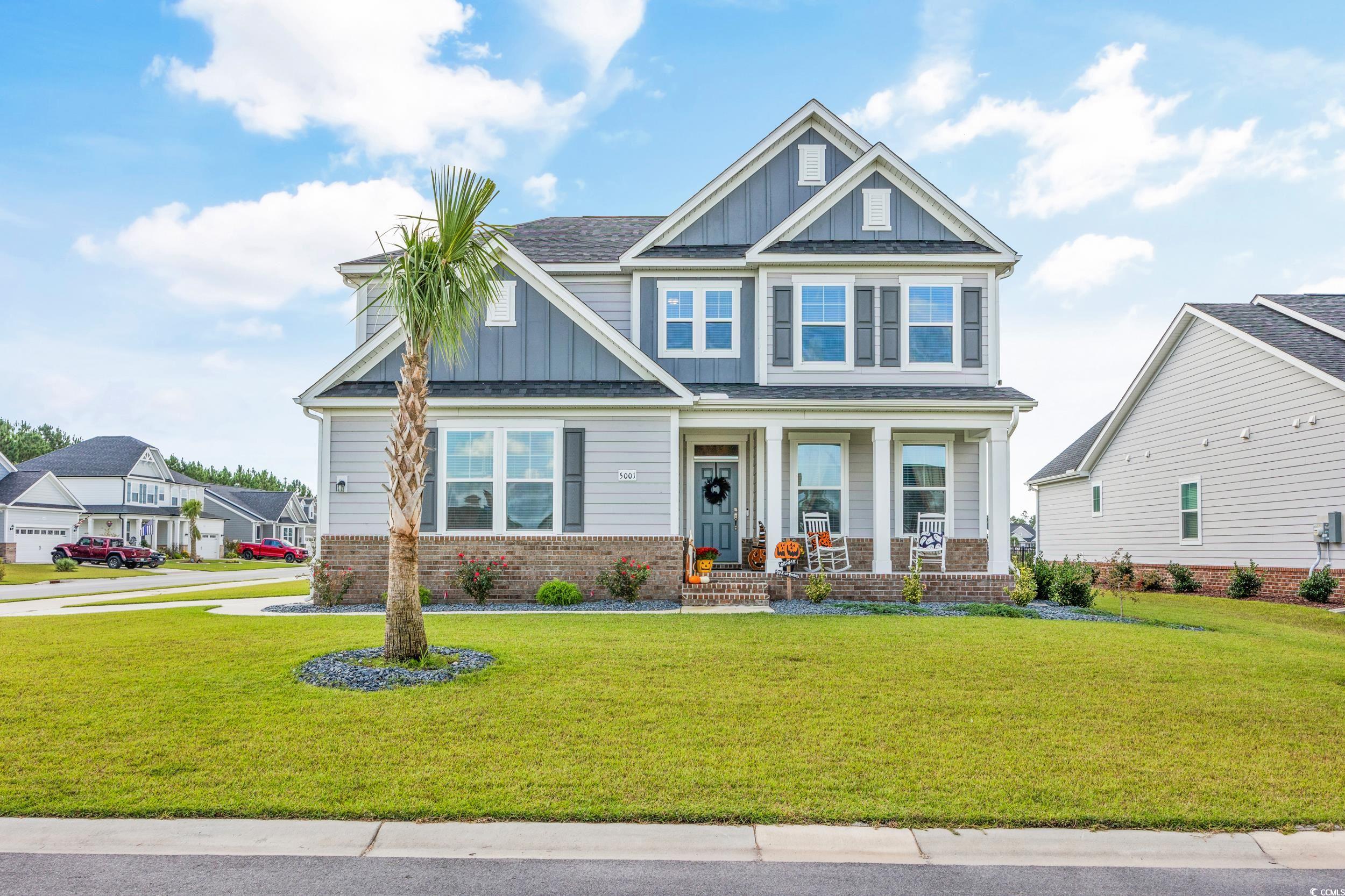 Craftsman house with a front lawn and covered porc