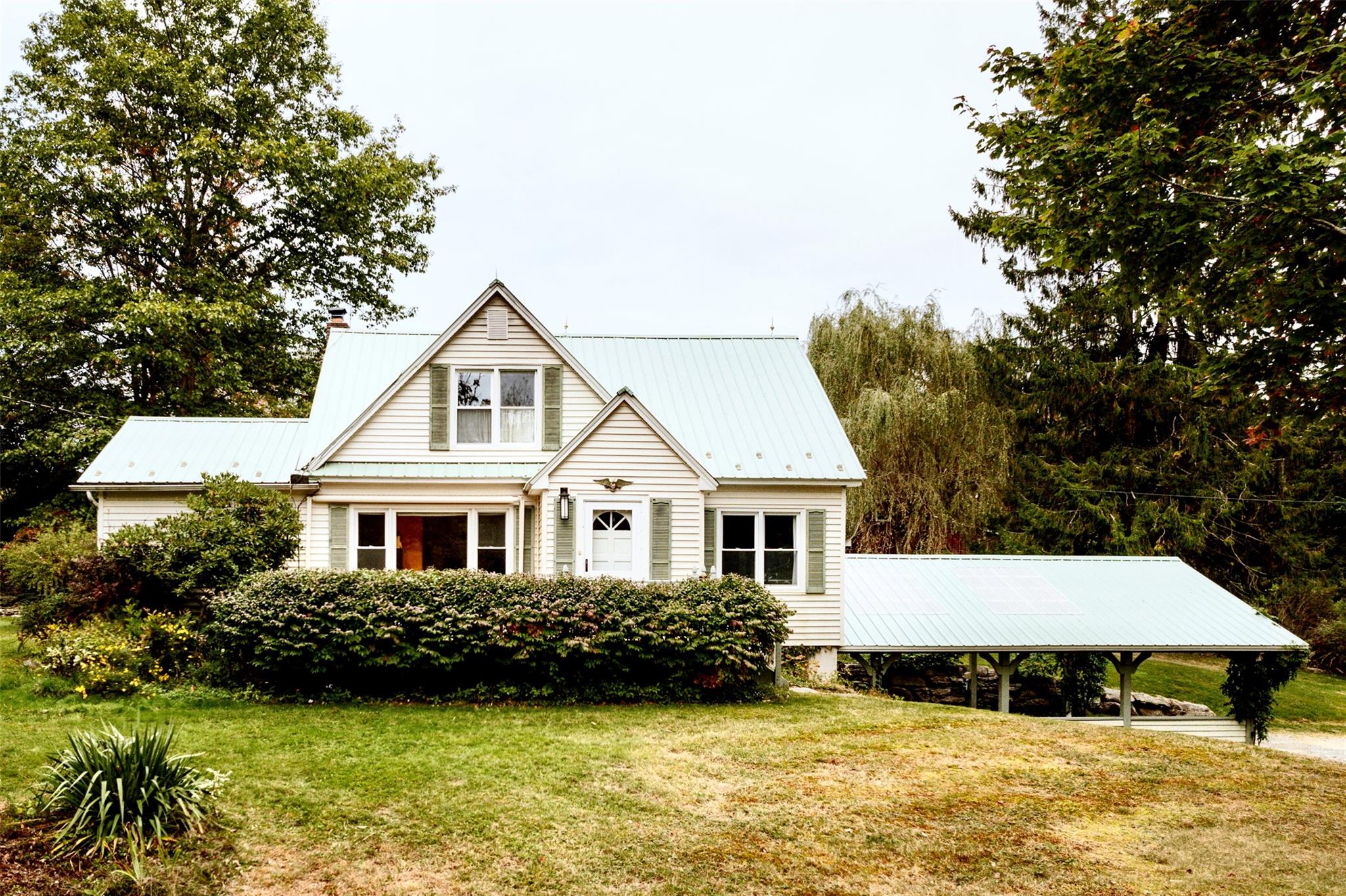 View of front of house with a front yard