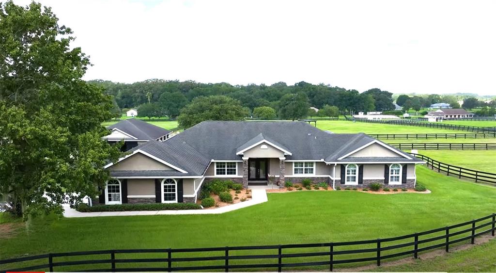 a view of house with garden and trees