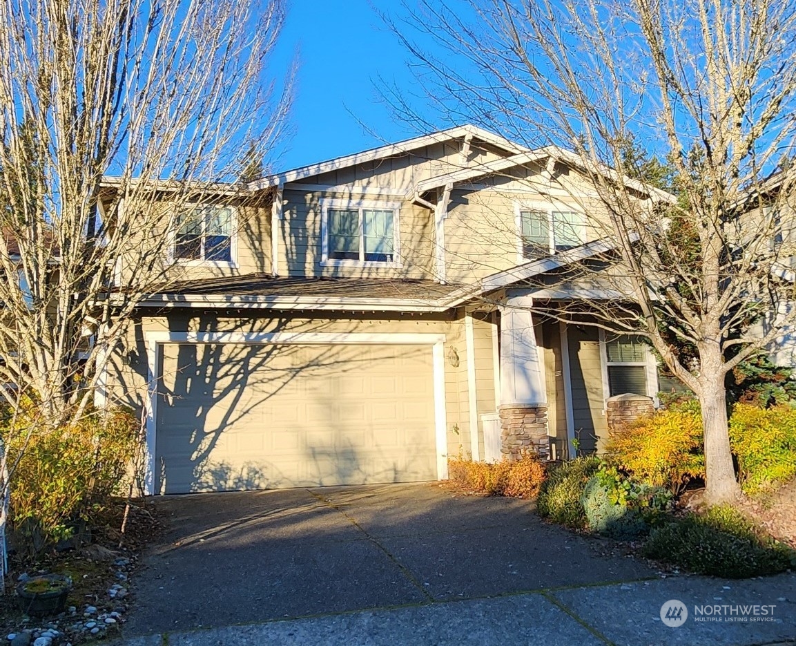 a view of a house with a yard