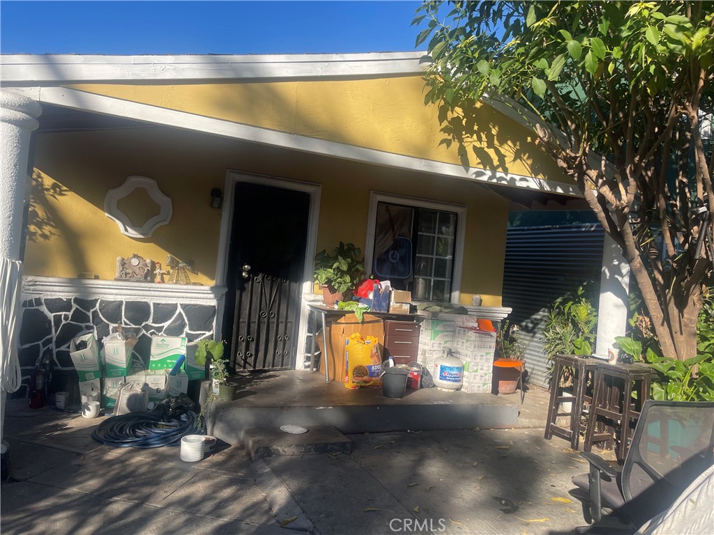 a view of back yard of the house