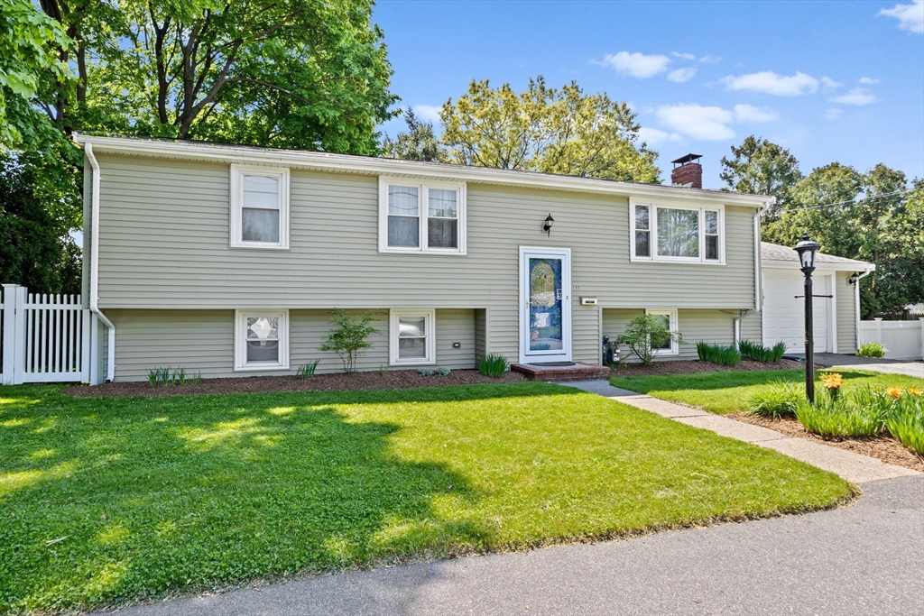 a view of a yard in front of a house