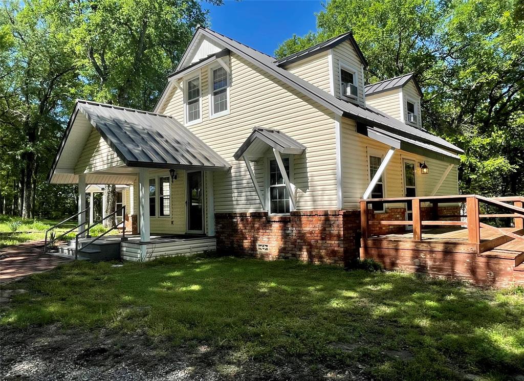 a view of a house with backyard and porch