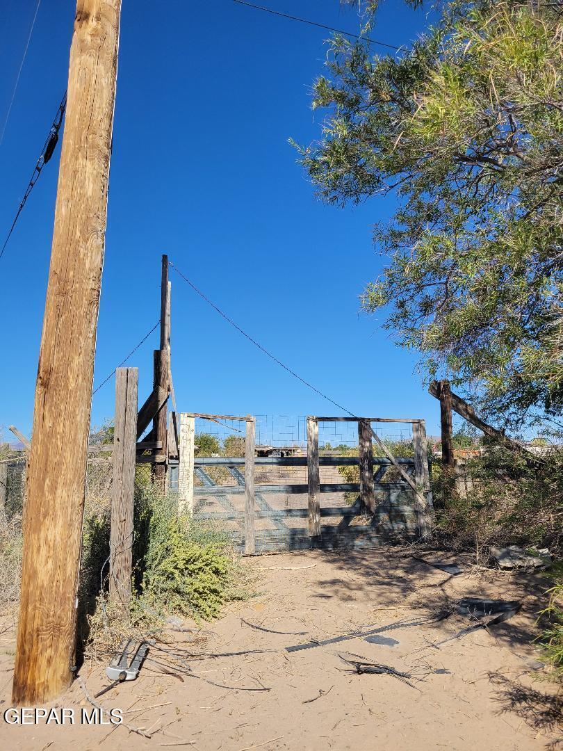 Entrance gate