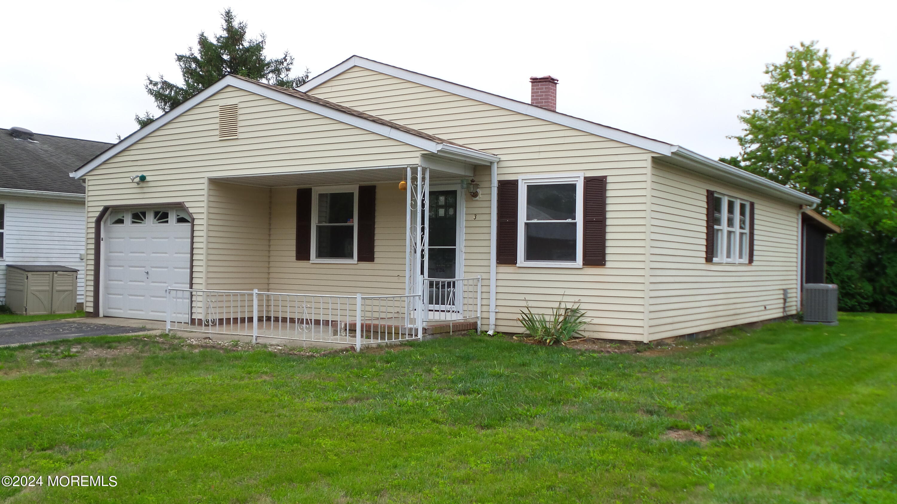 a view of a house with a backyard