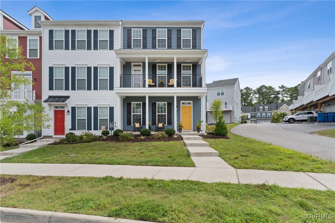 View of front of house featuring a front lawn and