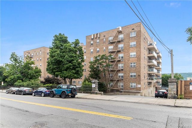 $165,000 | 377 North Broadway, Unit 222 | Woodstock Manor