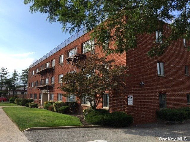 $3,095 | 555 Merrick Road, Unit 2I | Rockville Centre