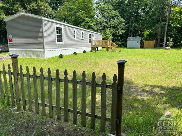 a view of a house with backyard