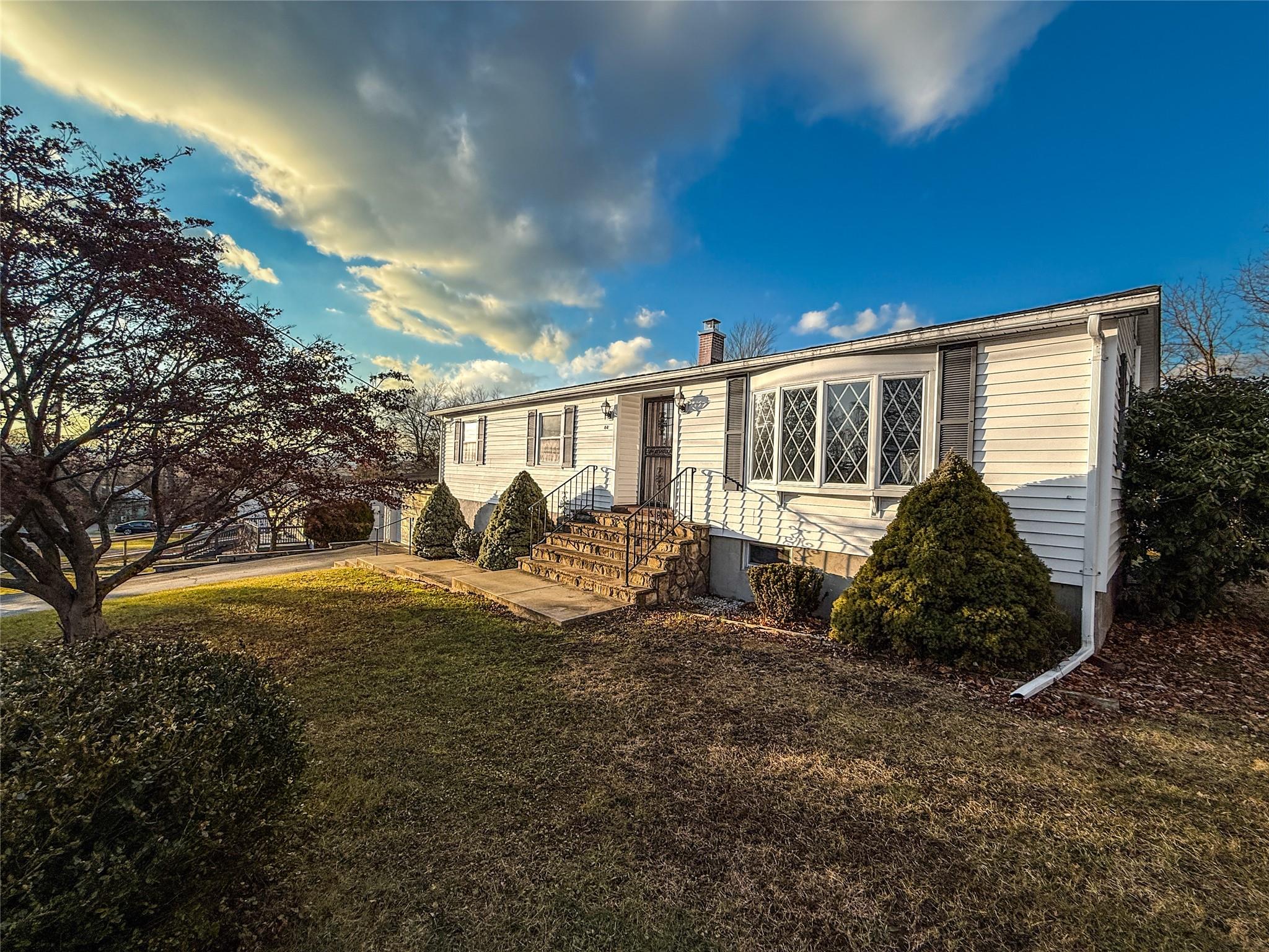 Manufactured / mobile home with a front yard