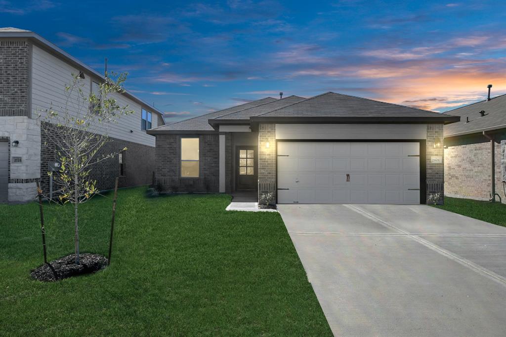 Welcome to 2801 Black Pearl Ct, located in Pearlbrook and zoned to Dickinson ISD.