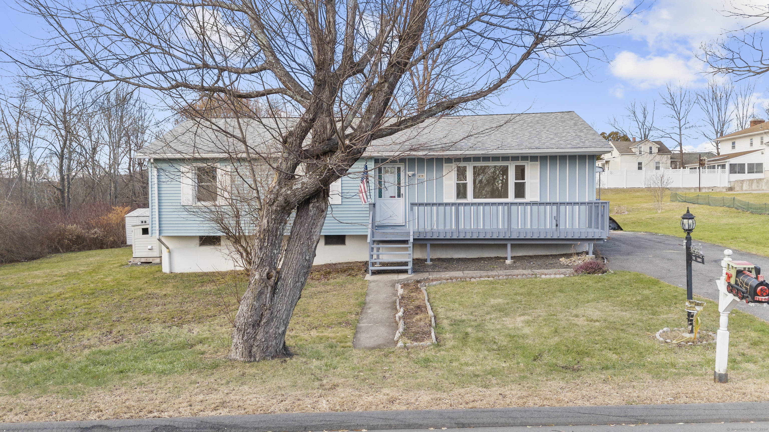 a view of a house with a yard