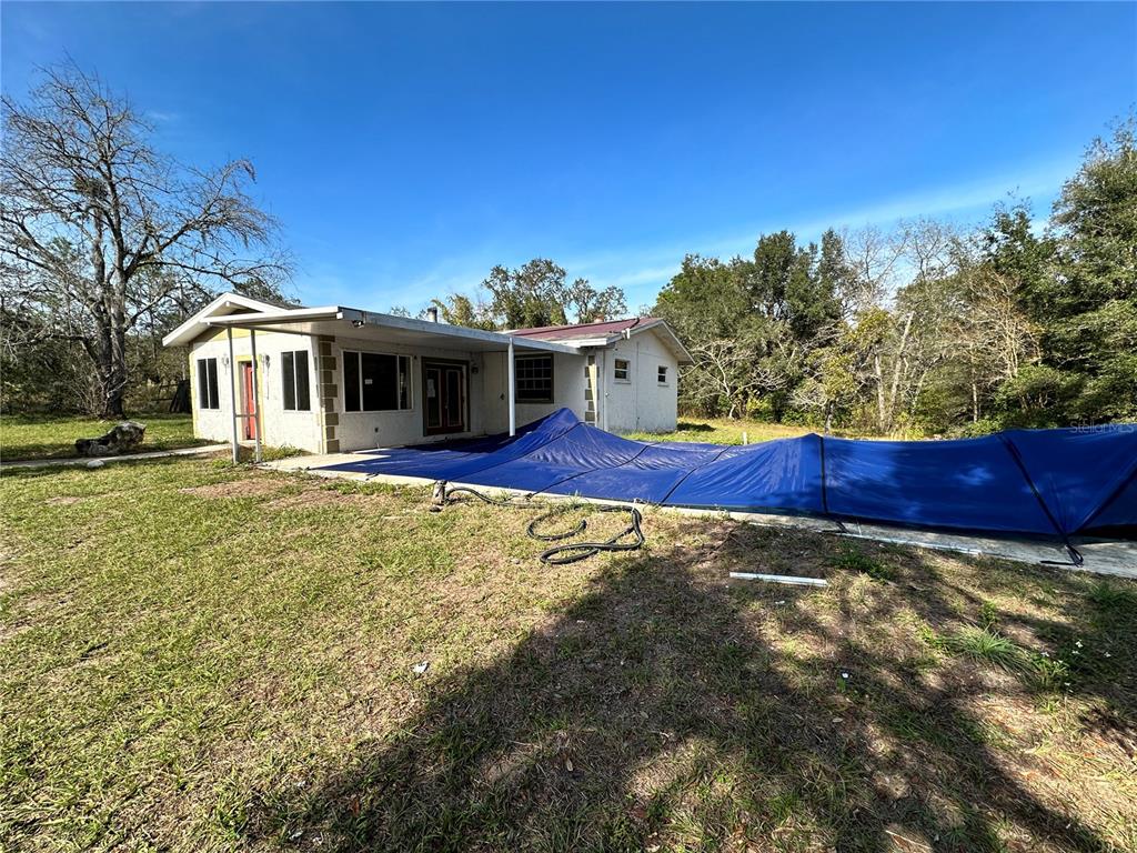 a view of a yard with a house