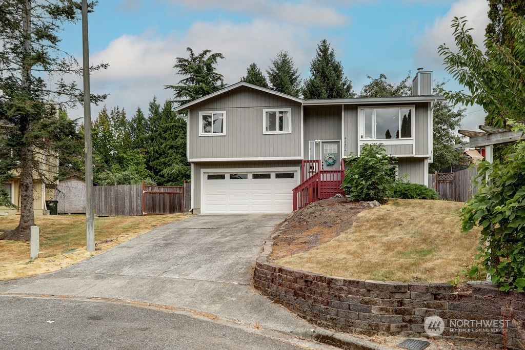 a view of a house with backyard and garden