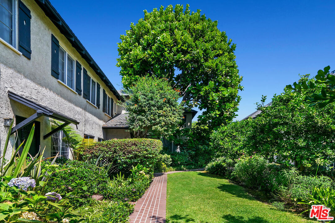 a view of an house with a yard