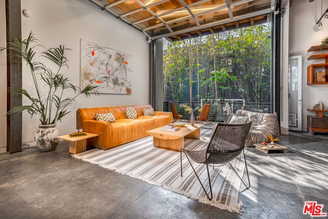 $2,495,000 | 25 Brooks Avenue, Unit 3 | Venice