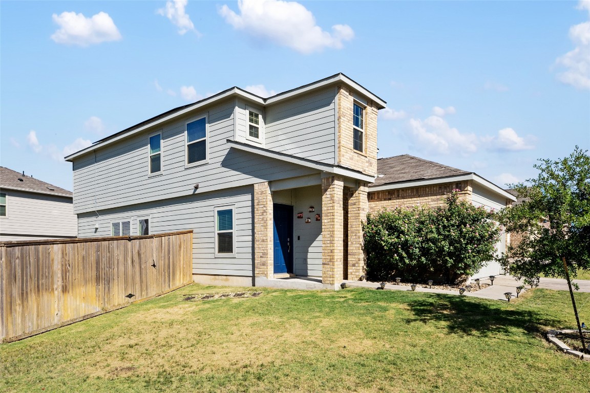 a view of a house with backyard and garden