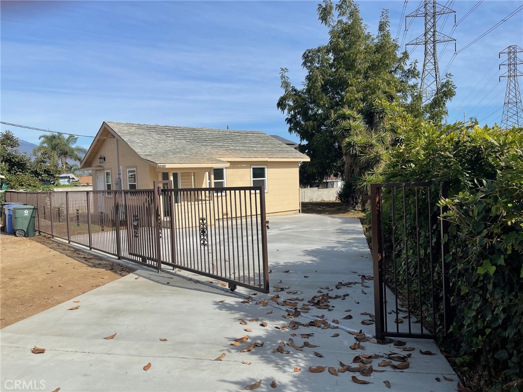 a view of a house with a backyard