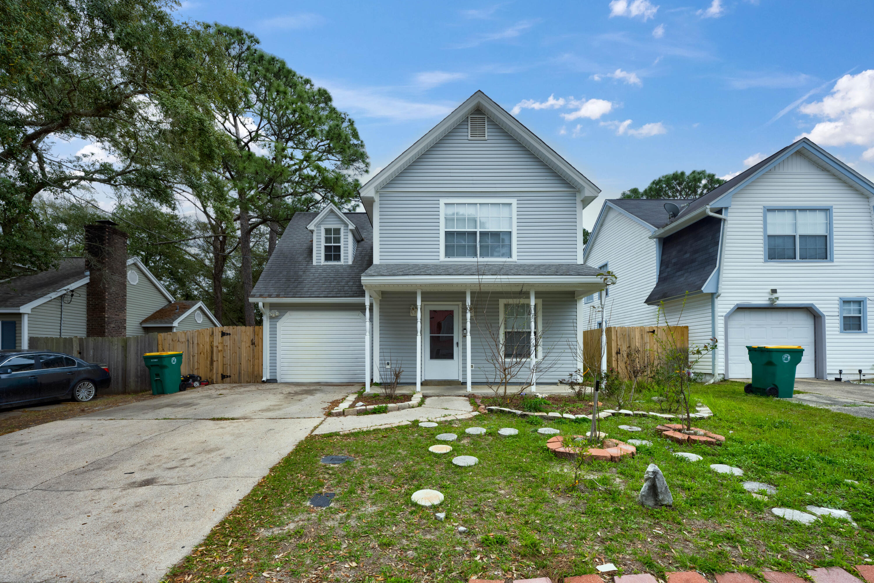 a view of a yard in front of house