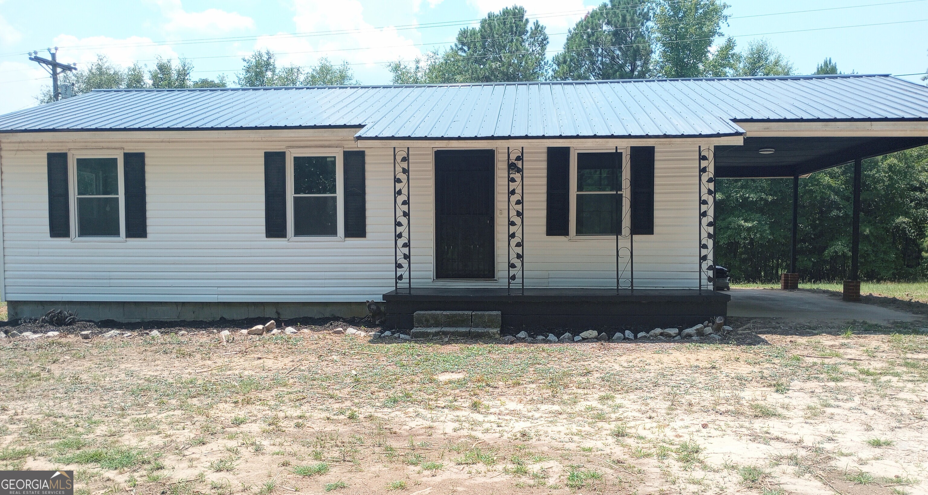 a view of house with backyard of the house