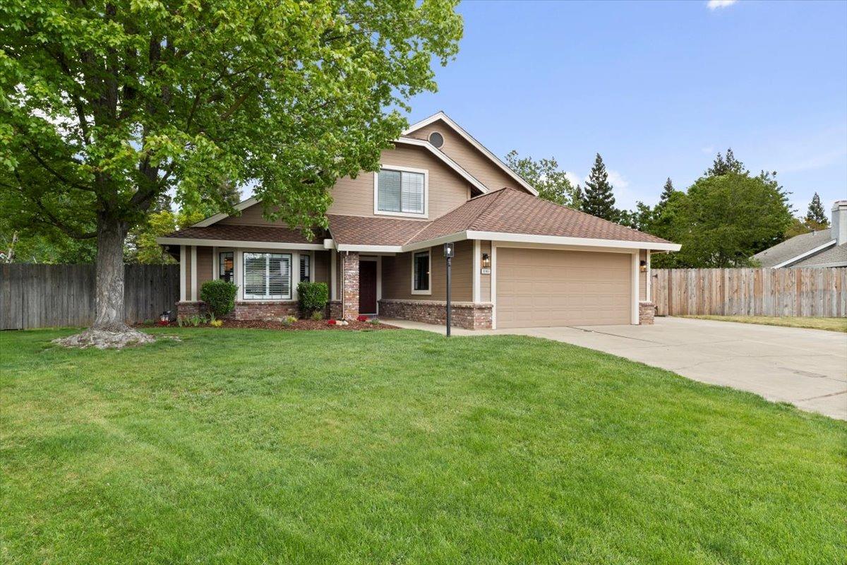 a view of a yard in front of house