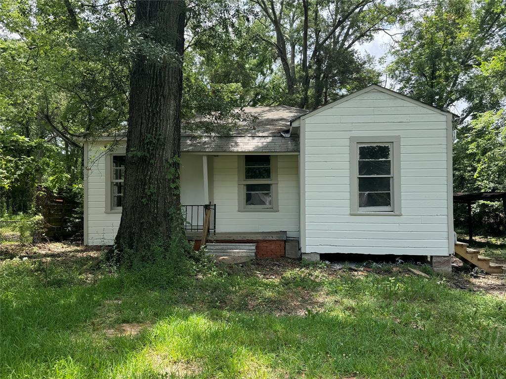 a view of front a house and a yard