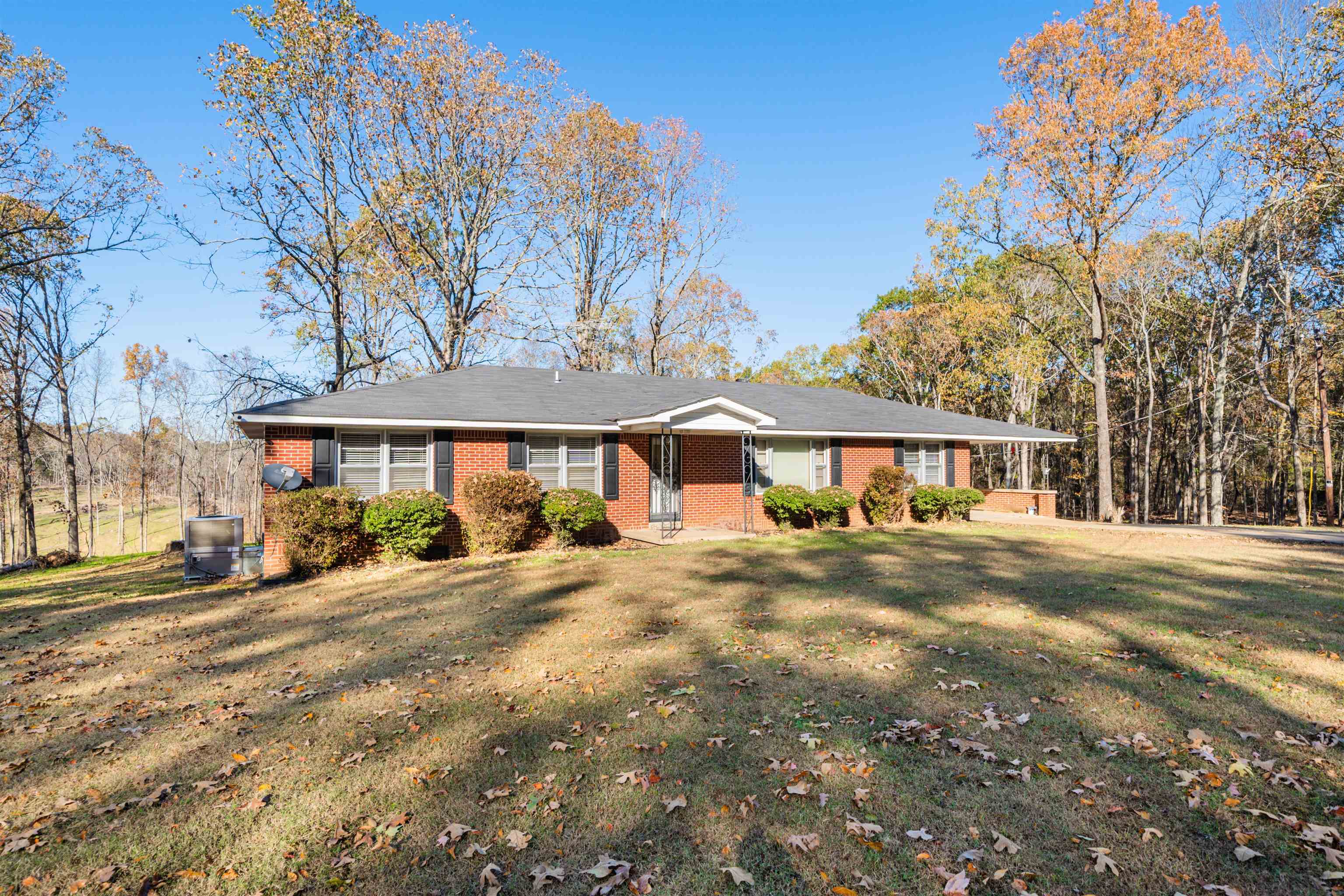 Ranch-style house featuring a front yard