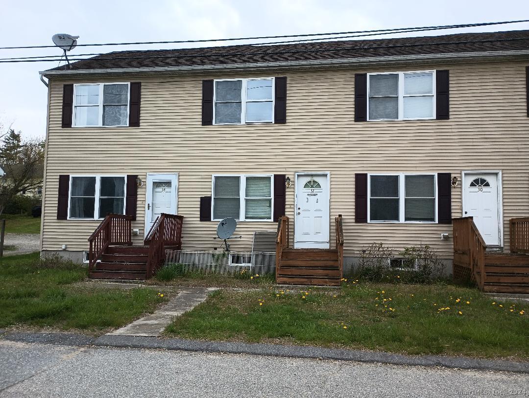 a view of house with a yard