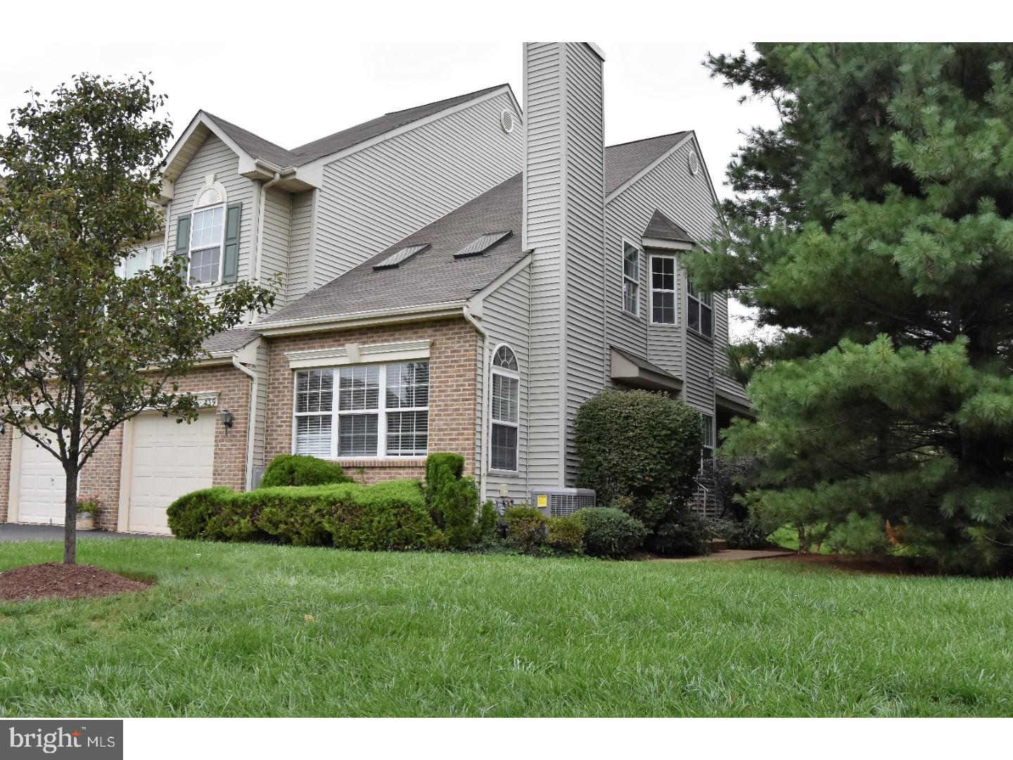 a view of a house with backyard and garden