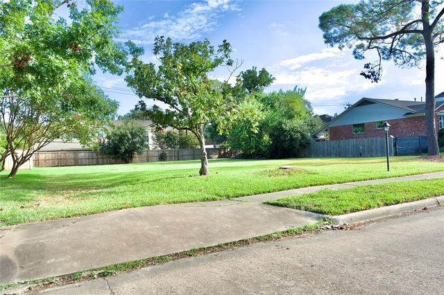 $469,000 | 4942 Heatherglen Drive | Meyerland Area