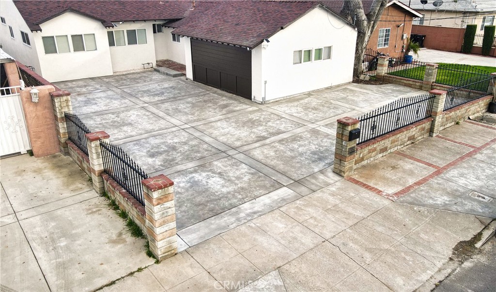 a view of house with backyard