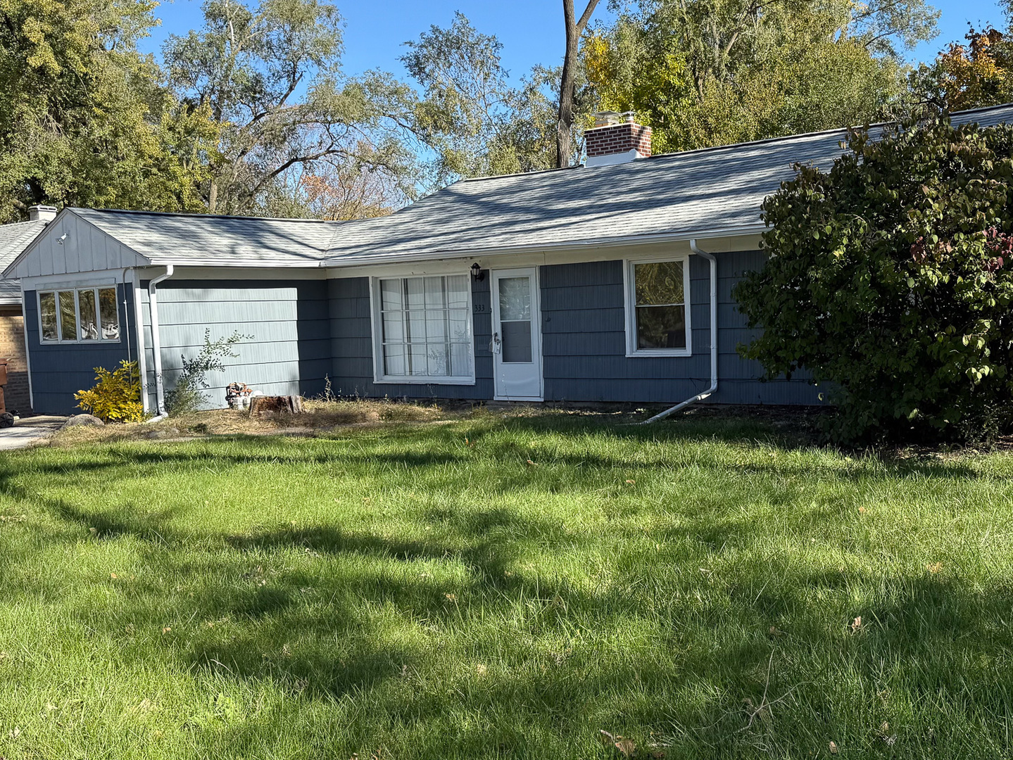 a view of a house with backyard and garden