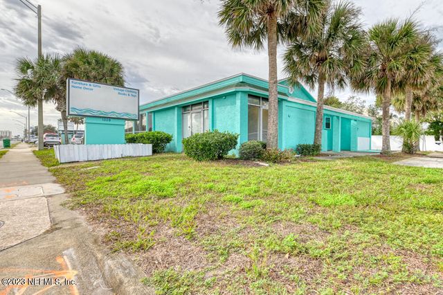 $3,250 | 1328 3rd Street North | Beaches